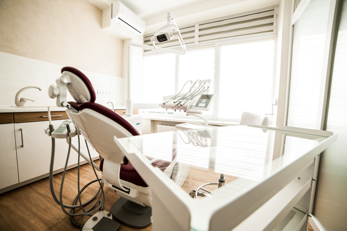 empty-dentist-chair-and-room