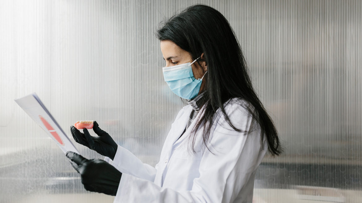 dentist holiding denutres