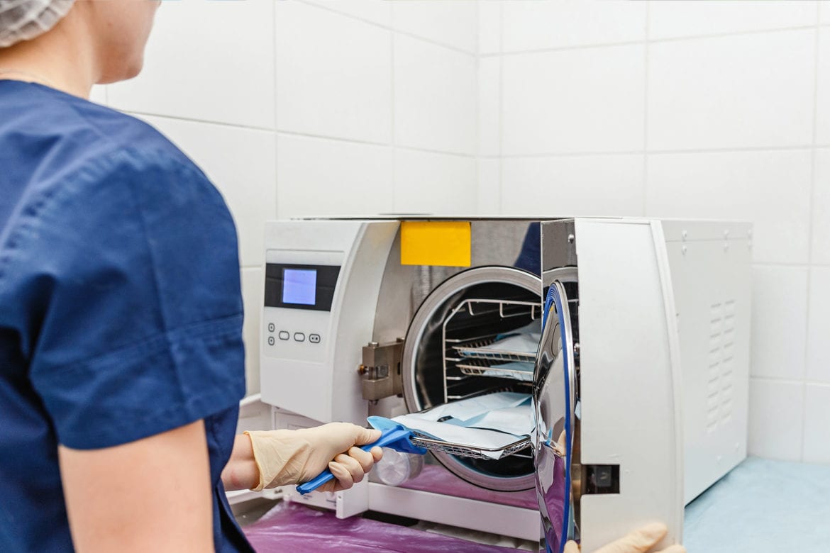 blog-eds-medialsupplies woman using dental equipment