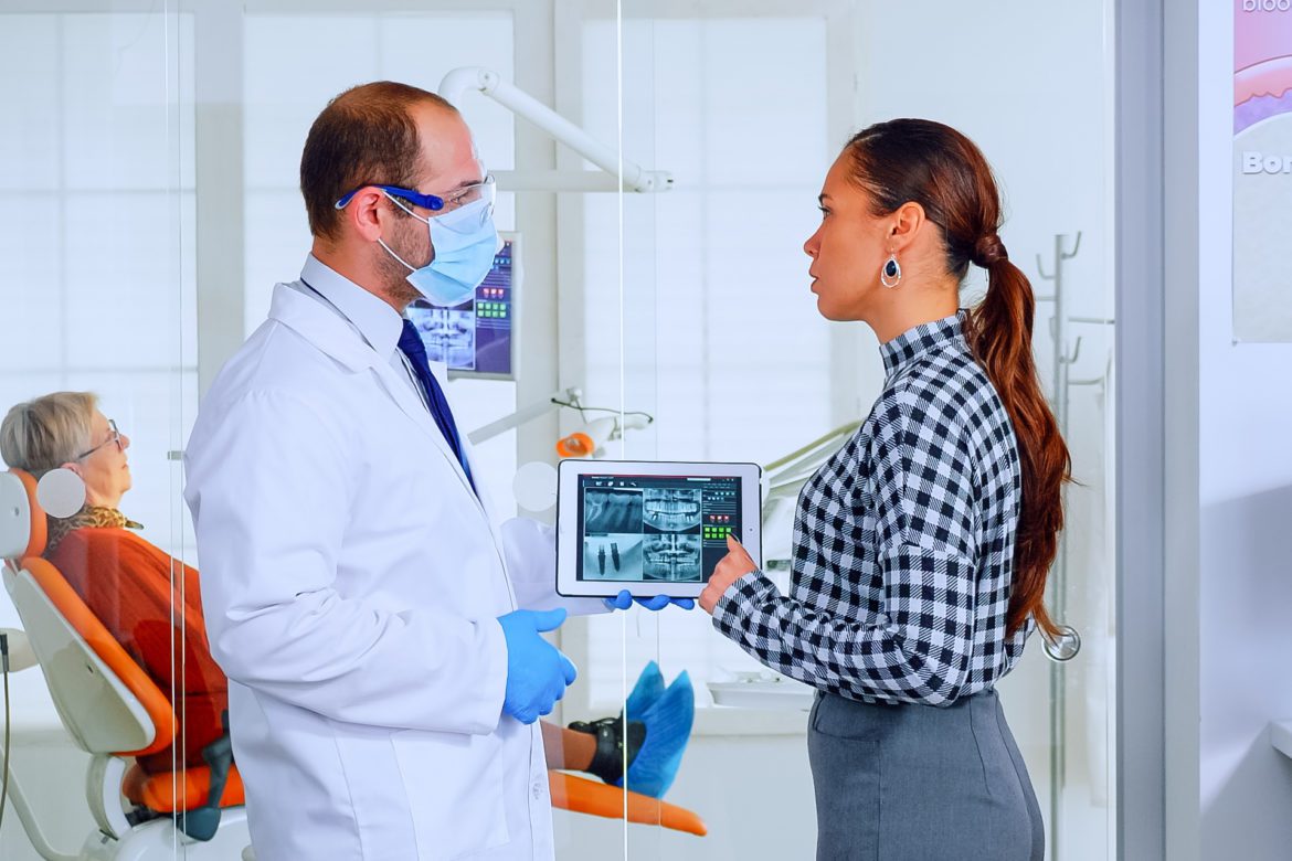blog-eds-refer-patients-helps Dentist speaking to woman patient