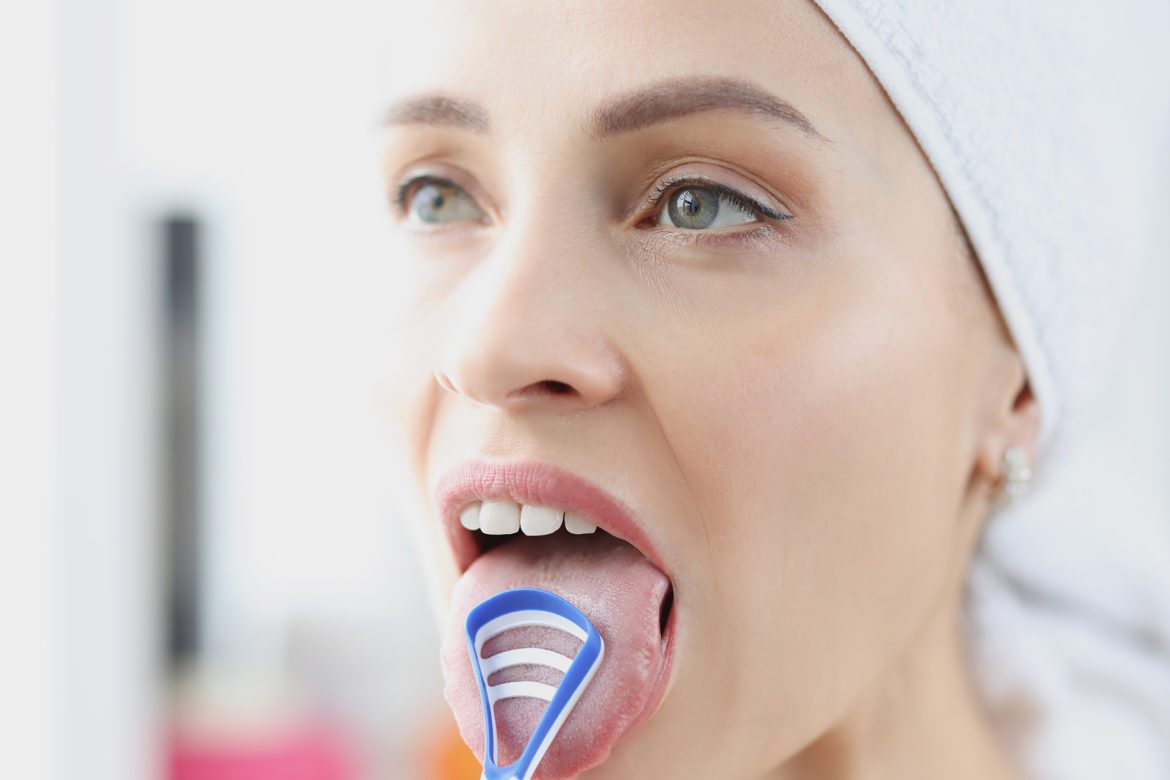 blog-eds-tiktoktounge-scraper Woman using a tongue scraper