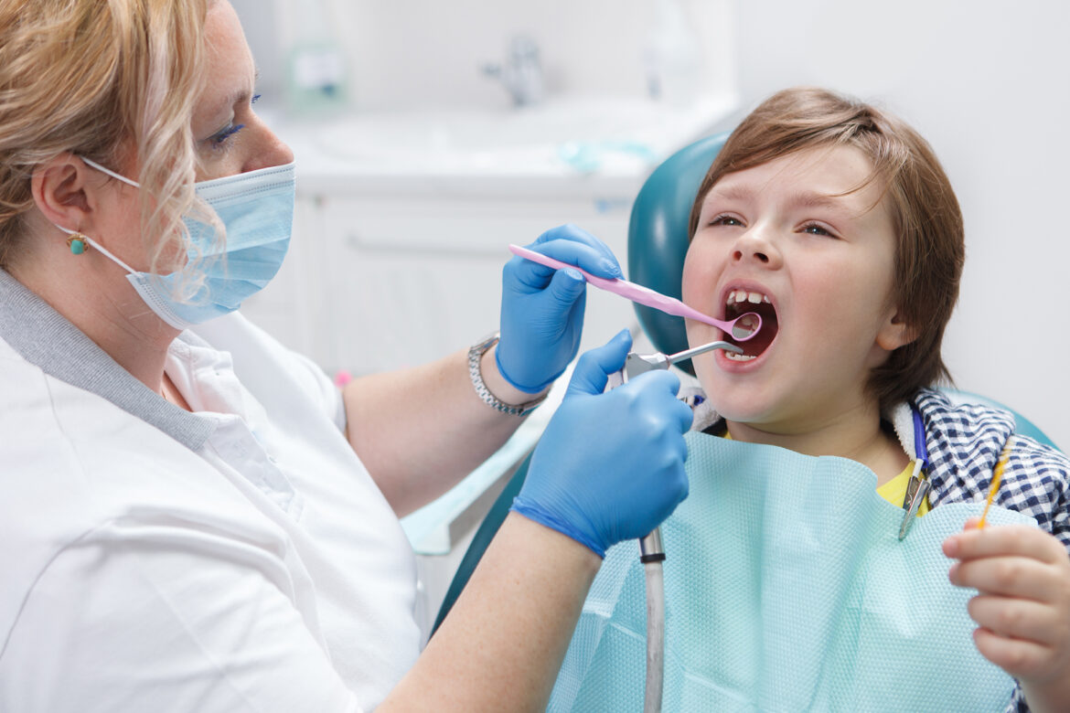 blog-eds-denthygiene-flouride A child is getting dental work done.